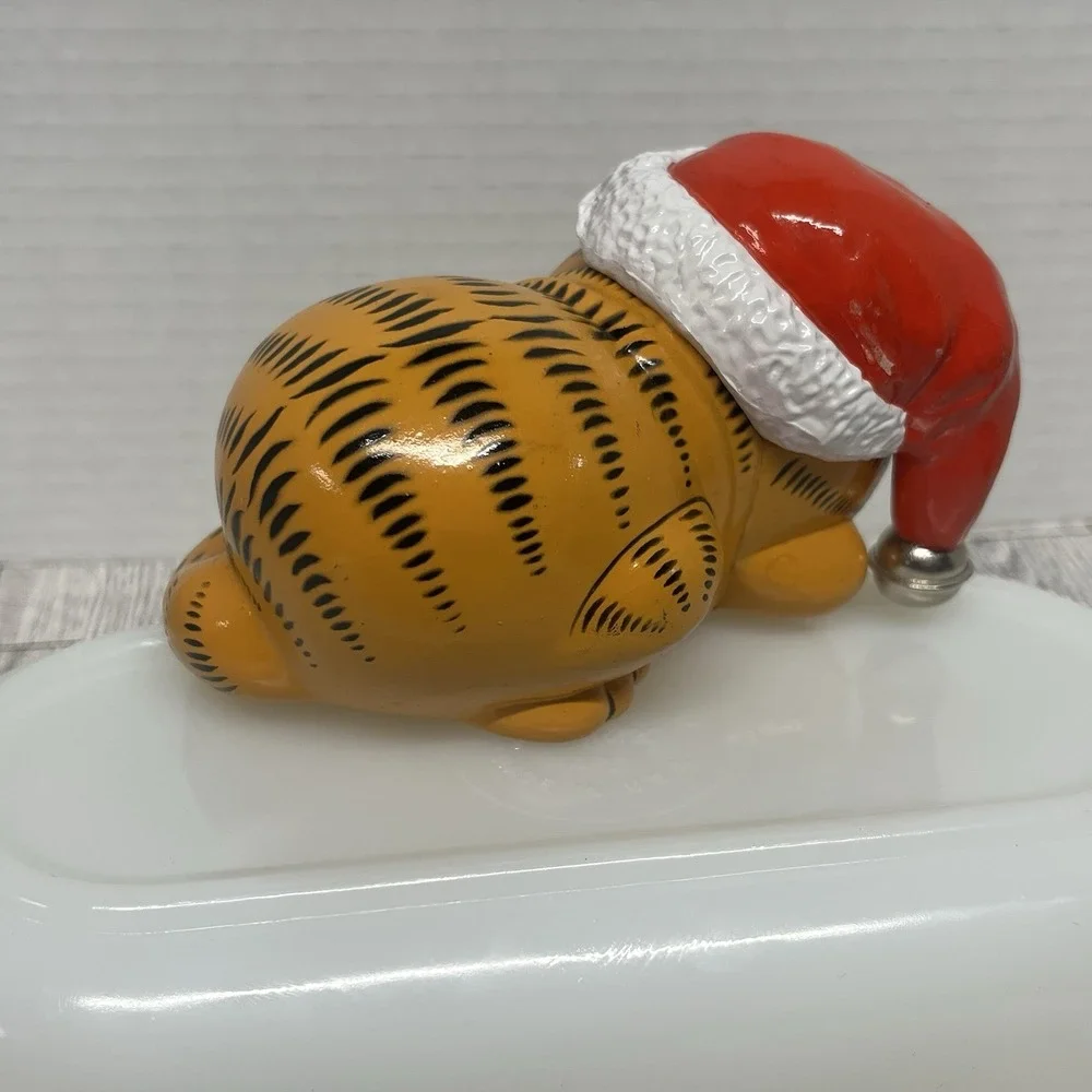 Vintage Garfield Christmas Shelf Sitter Figurine – Santa Hat (1978,‎ 1981)